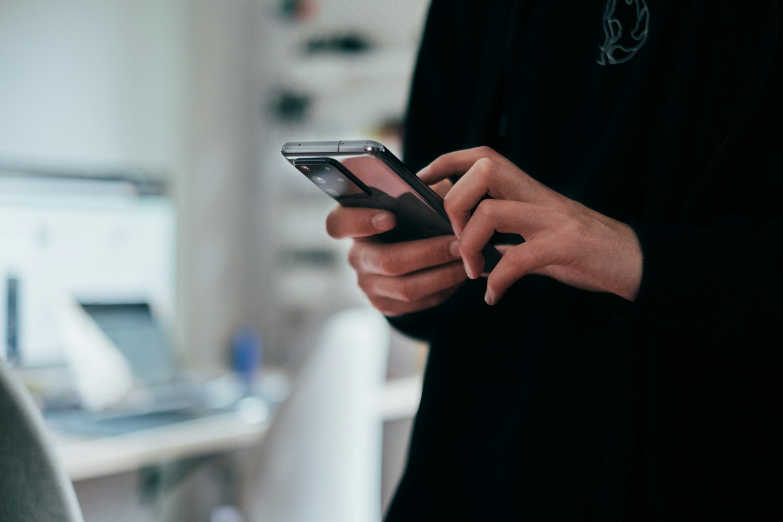 Person som håller en mobiltelefon